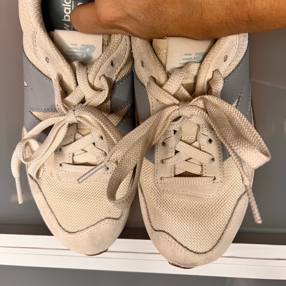 New Balance . Worn a few times but very clean and good condition. Size 38 - Picture 3 of 4